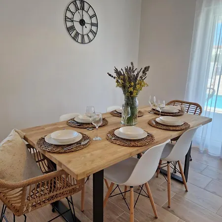 Rustic House Konfidenca فيلة